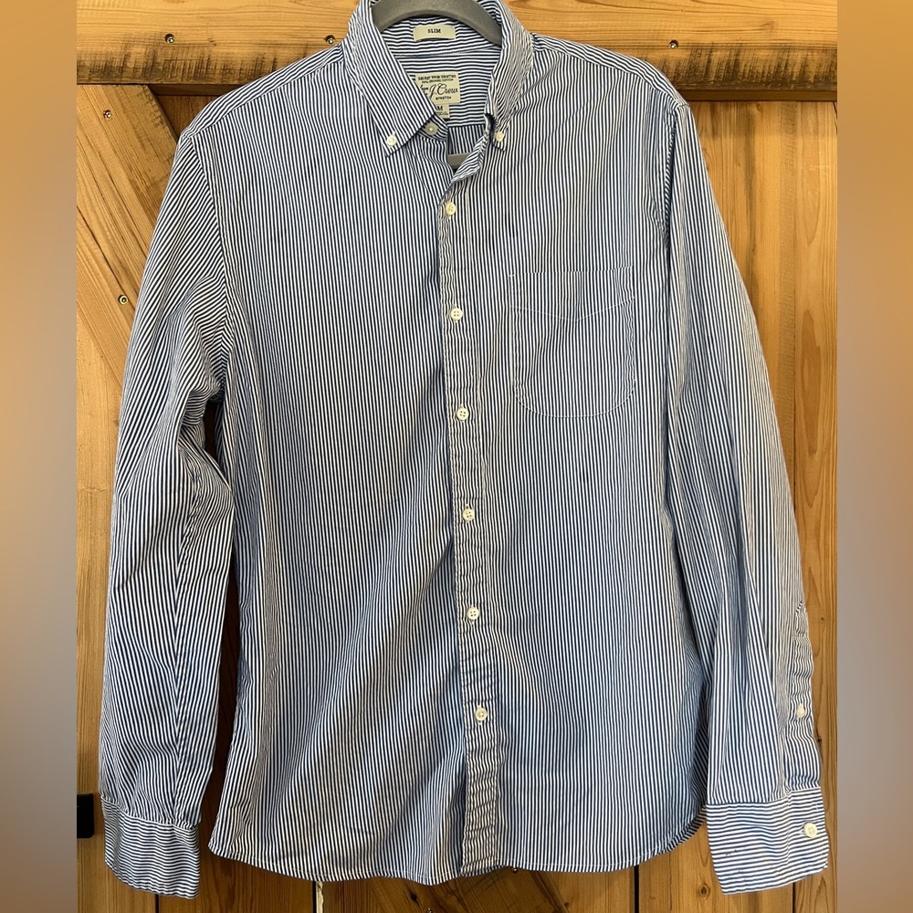 JCrew men’s button down shirt blue/white stripe size Medium slim cut.